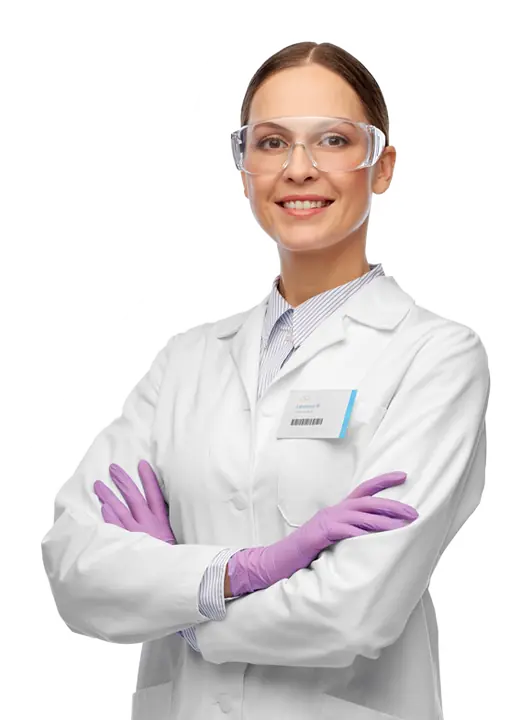 Laborantin im Kittel mit Schutzbrille